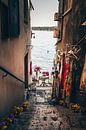 Petite ruelle vers la mer avec un magasin de vêtements à Rovinj par Fotos by Jan Wehnert Aperçu
