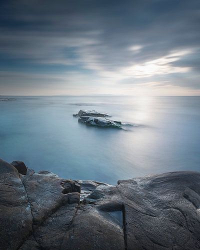 Rotsen in de zee. Cala Violina, Toscane, Italië.