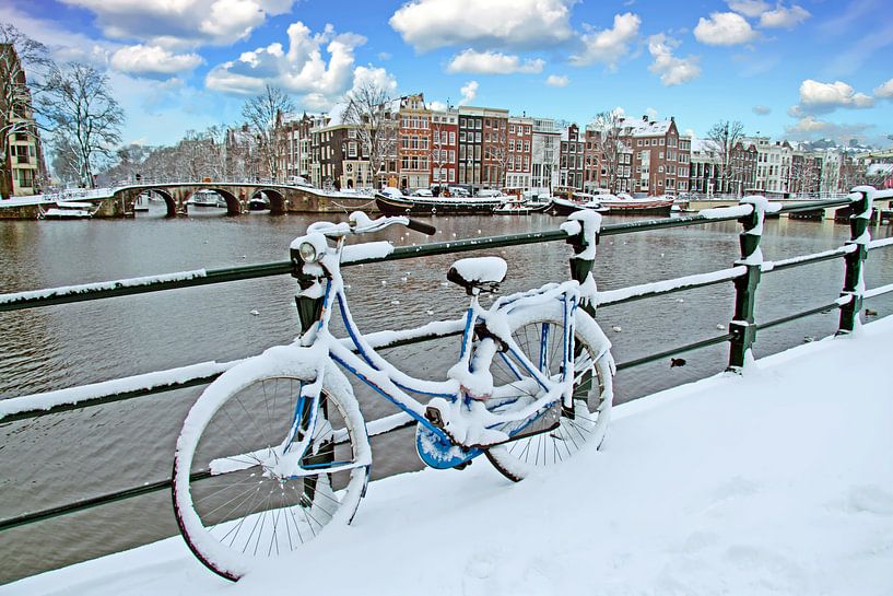 Besneeuwde fiets aan de Amstel in Amsterdam Nederland in de winter by Eye on You