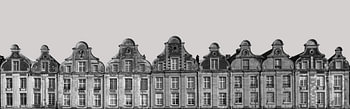 Façades d'Arras en noir et blanc, France