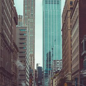 Gelbes Taxi fährt durch die Church St. in New York City von Mick van Hesteren