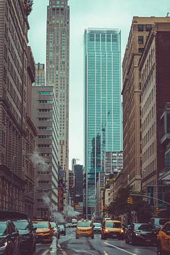 Gelbes Taxi fährt durch die Church St. in New York City von Mick van Hesteren