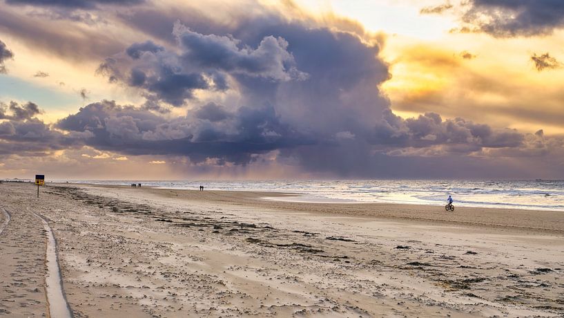 wandelen op strand bij Callantsoog van eric van der eijk
