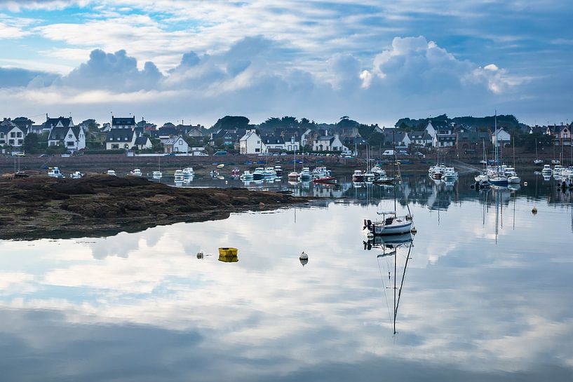 Hafen in der Bretagne in Ploumanach, Frankreich von Rico Ködder