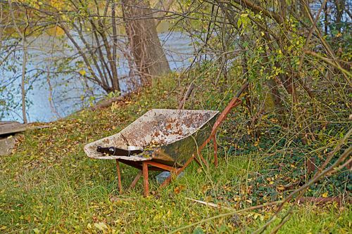 oude kruiwagen op een bouwplaats in Halle Saale in Duitsland