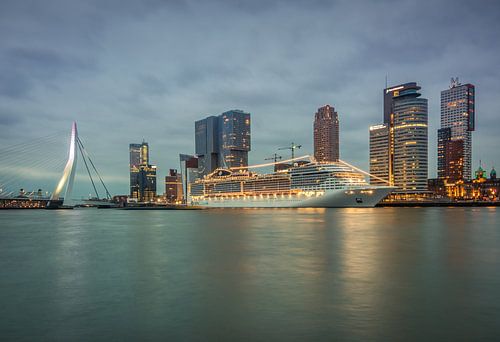 MSC Preziosa aan de wilheminapier in Rotterdam