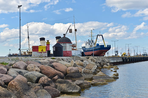 Alter Hafen und Mole an der Ostsee in Tallinn