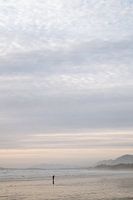 Mistige lucht aan uitgestrekt strand