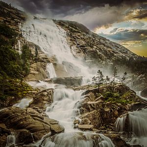 Norwegen Langfoss Wasserfall von Freddy Hoevers