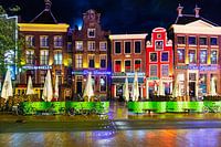 De Zuidwand van de Grote Markt Groningen op een regenachtige avond