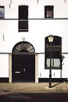 Schwarze und weiße altniederländische Fassade