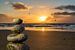 Stenen balanceren op het strand met zonsondergang van Animaflora PicsStock