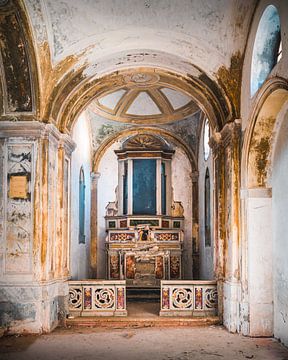 Verlassene Kirche im Verfall.