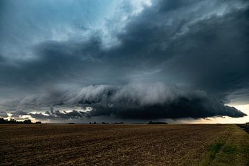 Roterende wolken van een supercell onweersbui boven de vlakte van Menno van der Haven