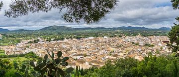 Spanje, Panorama uitzicht op de oude stad van Arta op het eiland Mallorca van adventure-photos