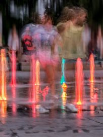 Kinder spielen am Brunnen von Peter Mensink