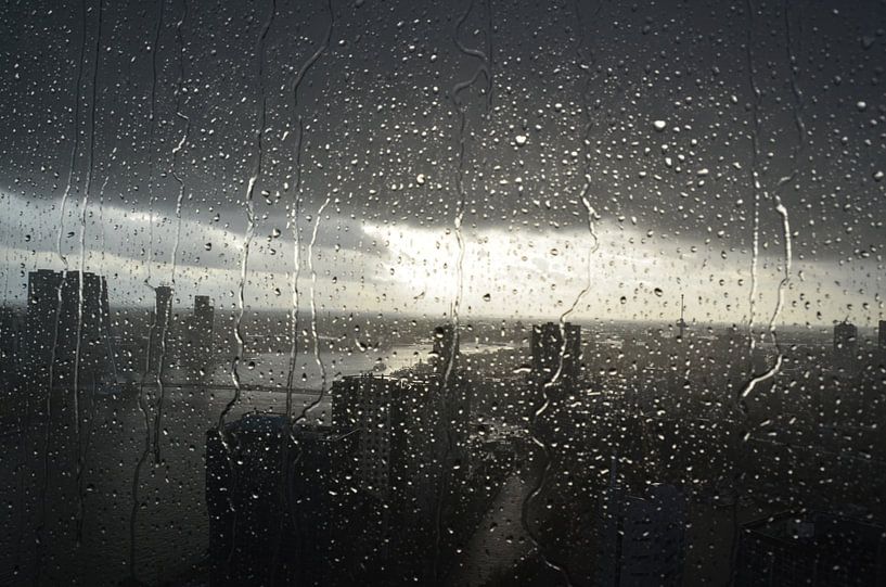 Rotterdam in de regen van Marcel van Duinen