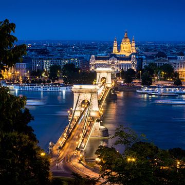 Abendaufnahme der Kettenbrücke in Budapest