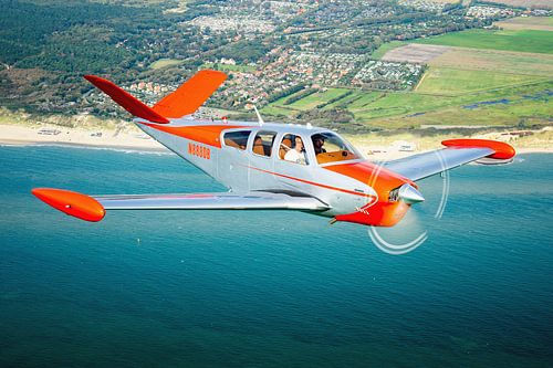 Oldtimer-Flugzeug über dem Strand von Schouwen-Duiveland
