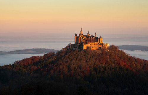 Le château de Hohenzollern dans la brume matinale