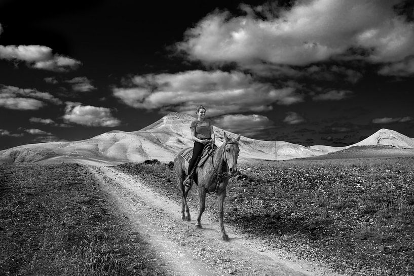 Reiterin auf Lanzarote, einer der Spanisch-Kanarischen Inseln in schwarz-weiß. von Harrie Muis