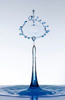Blauwe waterdruppel vorm een mooie bloem1