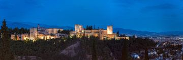 Die prächtige Alhambra im Abendlicht (Panorama)