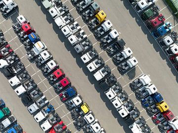 Vrachtwagens in een rij op een parkeerplaats van bovenaf gezien