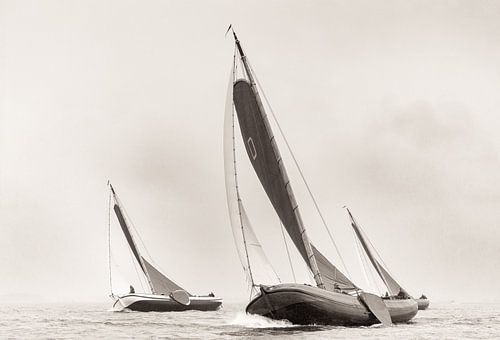 Nostalgische zeilwedstrijd – traditionele boten in sepia