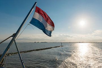 Waddenzee met Nederlandse vlag van Tonko Oosterink