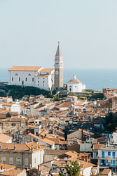 De kerktoren van Piran boven de Adriatische zee
