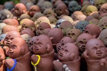 Boeddhabeeldjes bij tempel Japan