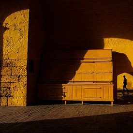 Cartagena street photography | noir jaune sur Ellis Peeters