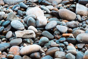 Blaue/graue Kieselsteine am Meer