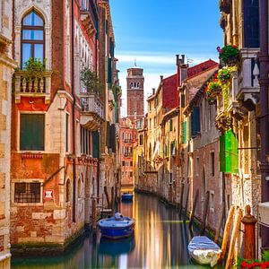 Stadtbild von Venedig, Kanal und Glockenturm, Italien