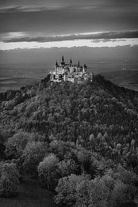 Abendliche Hohenzollern Burg in schwarzweiss .