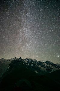 Melkweg boven het Georgische gletsjergebergte van Leo Schindzielorz