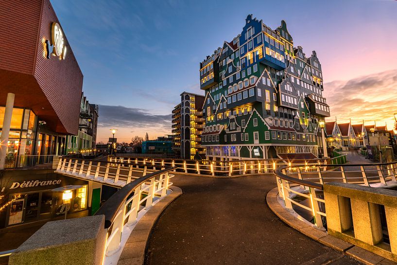 Zonsondergang op het Inntel-hotelgebouw van Digikhmer