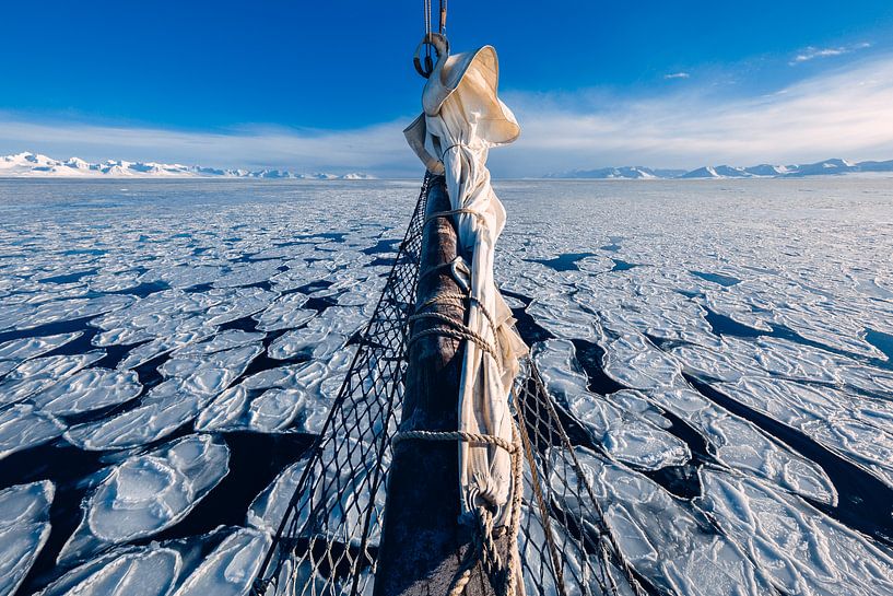 Uitzicht vanaf de boegspriet op pannenkoek ijsschotsen van Martijn Smeets