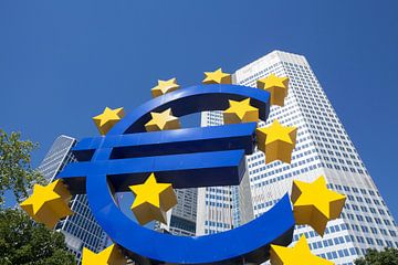 Euro symbol in front of the ECB building