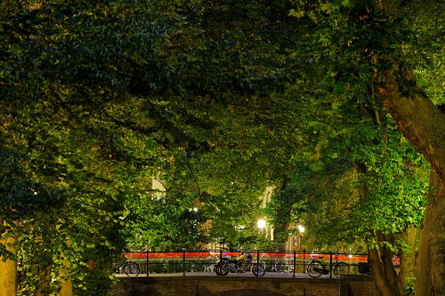 Motorbike and bikes on the Quintijnsbrug over the Nieuwegracht in Utrecht