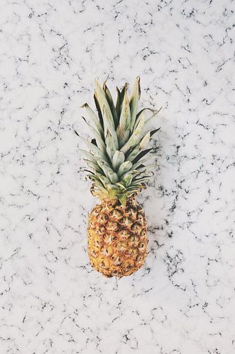 Ananas sur marbre blanc