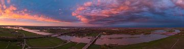 Kleurrijke zonsondergang boven de IJssel van Sjoerd van der Wal Fotografie