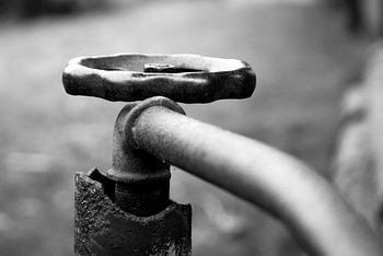 Handwiel en een stuk waterleiding