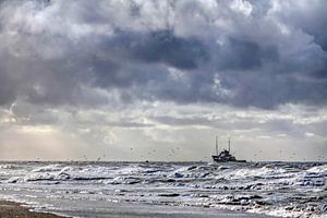 Bateau de pêche sur la côte de Texel sur Hans Kwaspen