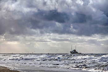 Vissersboot aan de Texelse kust