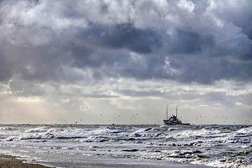 Vissersboot aan de Texelse kust van Hans Kwaspen