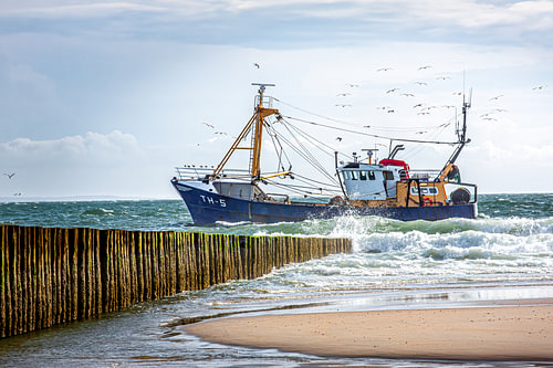 Fischerboot in Strandnähe