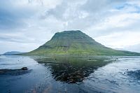 Baai met Kirkjufell berg in IJsland