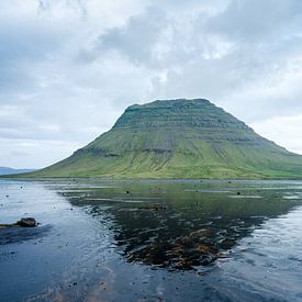 Bucht mit dem Berg Kirkjufell in Island von Samantha van Leeuwen